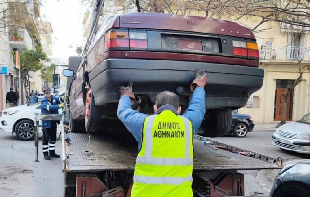 Δήμος Αθηναίων: «Σκούπα» σε 4.248 εγκαταλελειμμένα οχήματα και μοτο
