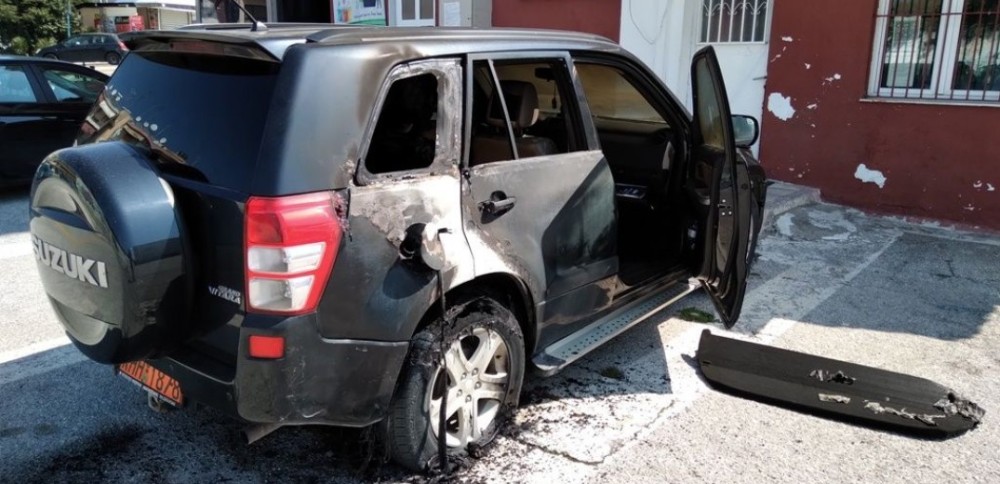 Θεσσαλονίκη: Άγνωστοι έβαλαν φωτιά στο αυτοκίνητο του δημάρχου Παύλου Μελά