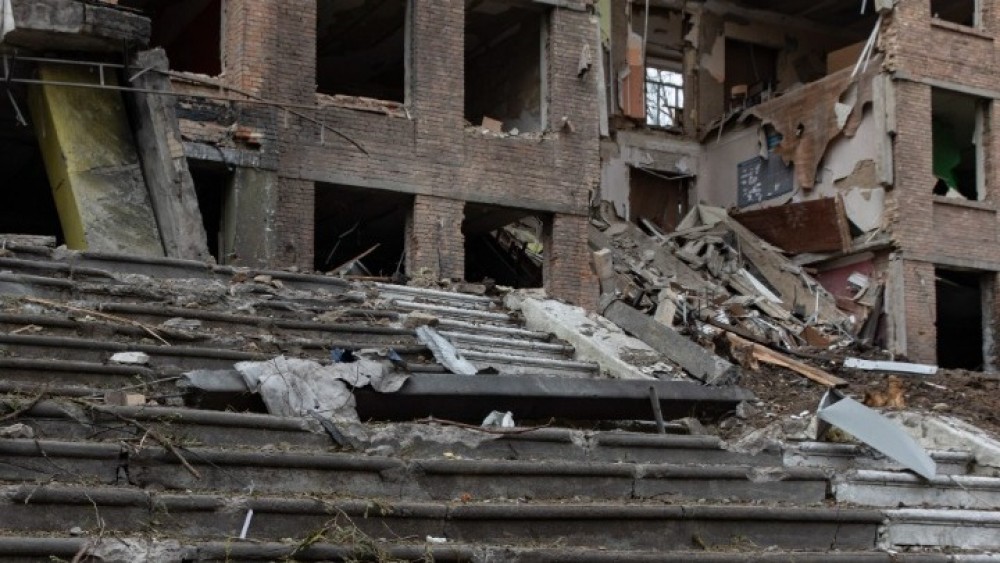 Μαριούπολη: Μετά τον Χίτλερ και οι ρώσοι βομβάρδισαν κτίριο του Ερυθρού Σταυρού
