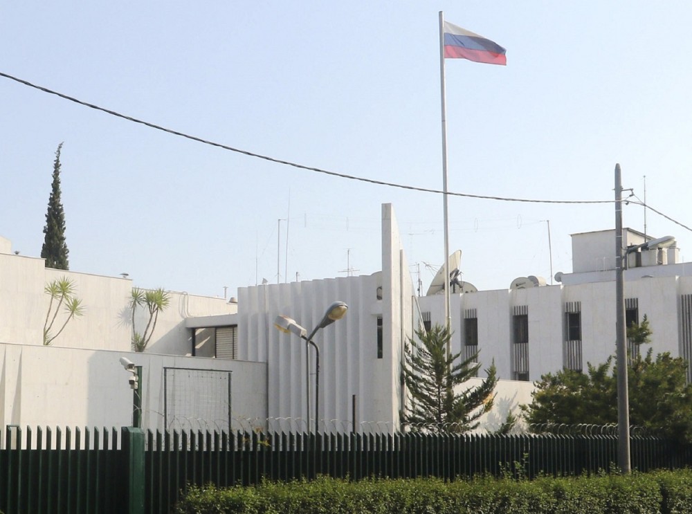 Εκτός ελέγχου η ρωσική πρεσβεία: Τα έβαλε και με τον Στέφανο Κασιμάτη