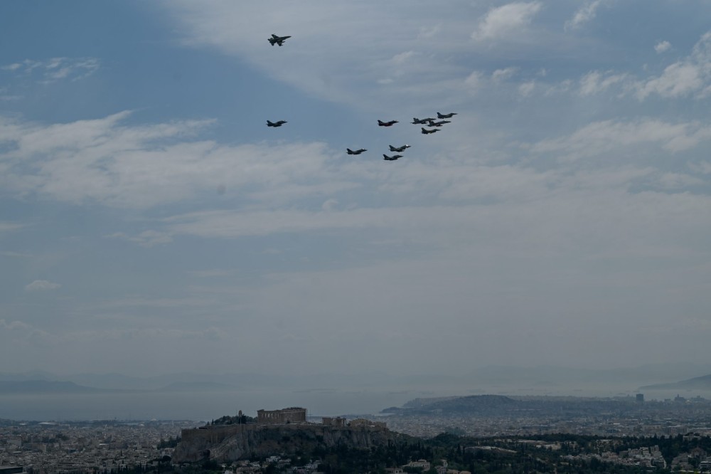 Συμβολική πτήση ΝΑΤΟικών αεροσκαφών πάνω από την Ακρόπολη