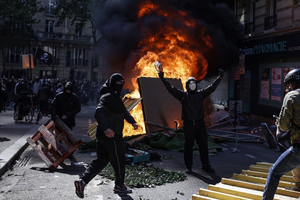 Παρίσι: πυροβολισμοί και χτυπήματα με σιδερόβεργες σε διαδήλωση κατά της αστυνομικής βίας