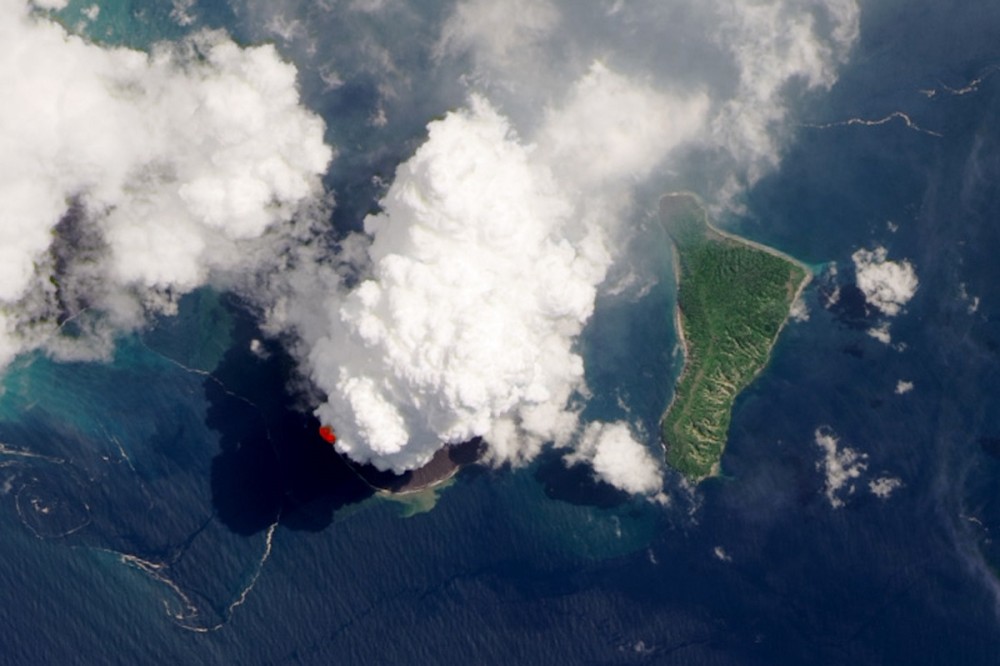 Ινδονησία: Εξερράγη το ηφαίστειο Ανάκ Κρακατόα, προκαλώντας σύννεφο τέφρας ύψους 3 χλμ