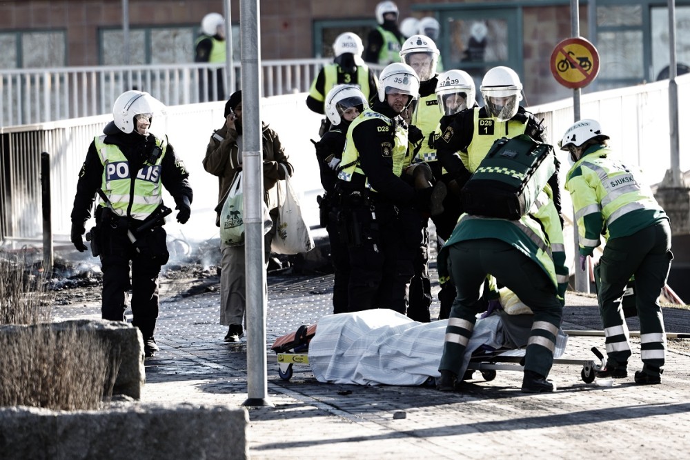 Σουηδία: Τρεις τραυματίες από σφαίρες σε συγκρούσεις αστυνομίας και διαδηλωτών
