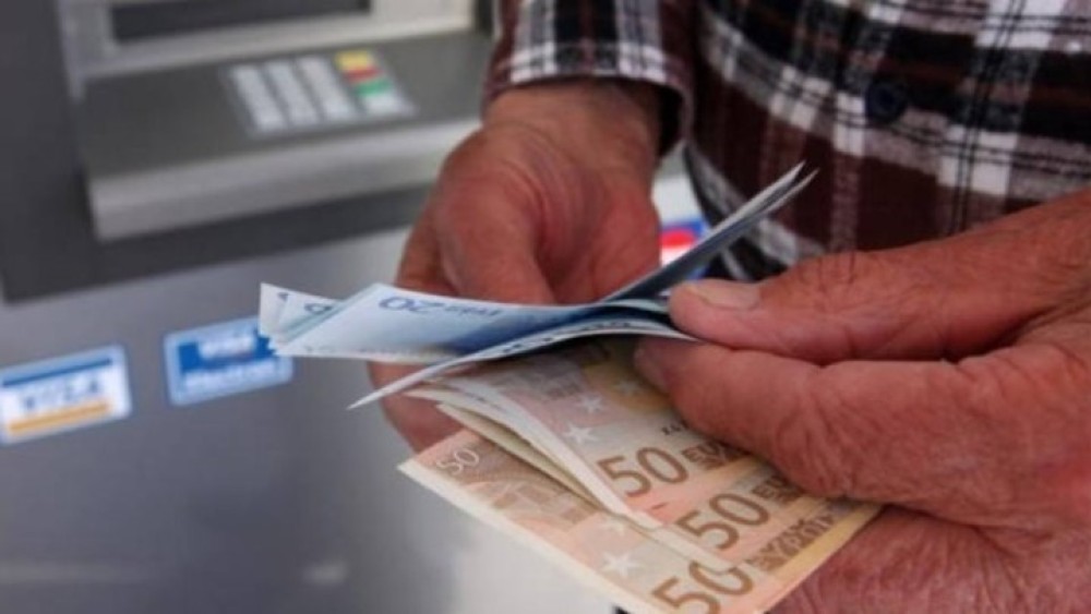 Στους λογαριασμούς των συνταξιούχων την Τετάρτη η έκτακτη οικονομική ενίσχυση των 200 ευρώ
