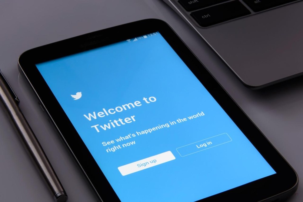 “Αβέβαιο” το μέλλον του Twitter, λέει ο εκτελεστικός διευθυντής