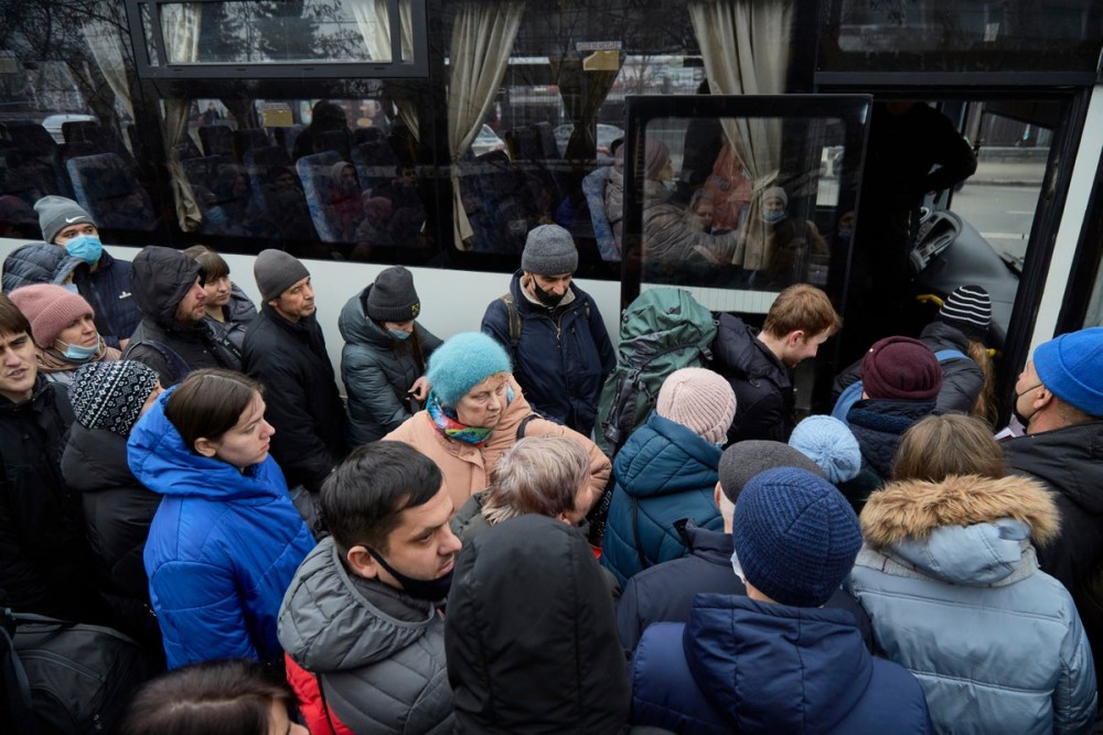 Ελβετία: Ουκρανοί πρόσφυγες σχηματίζουν ουρές περιμένοντας να παραλάβουν τρόφιμα