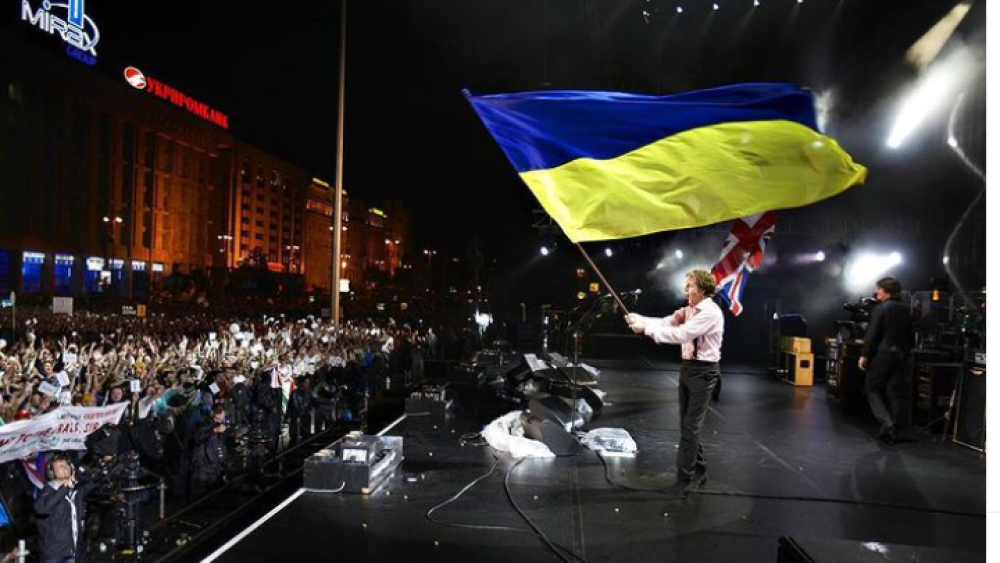 Ο Πολ ΜακΚάρτνεϊ εμφανίστηκε με τη σημαία της Ουκρανίας σε συναυλία του
