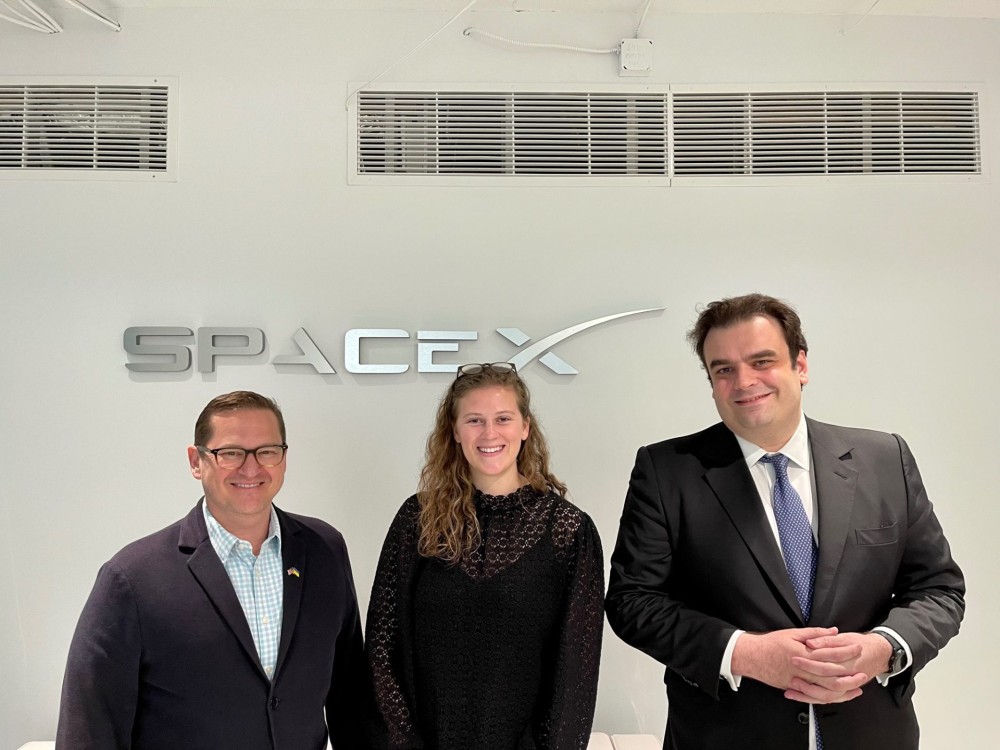 Ο Πιερρακάκης στα γραφεία της SpaceX και της Starlink του Έλον Μασκ