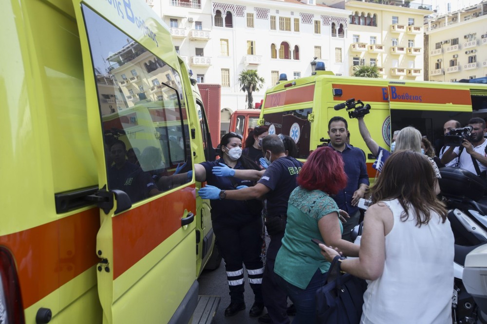 Δύο νεαροί διασωληνωμένοι και 9 με ελαφρά αναπνευστικά προβλήματα από μεγάλη φωτιά στη Θεσσαλονίκη