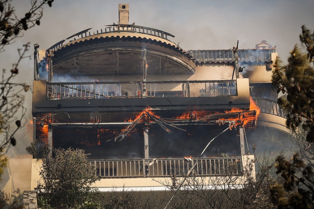 Φωτιά στη Βούλα:  Μετρούν τις «πληγές» τους οι κάτοικοι