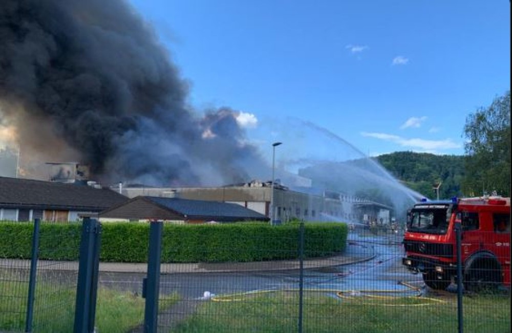 Ελβετία: Μεγάλη φωτιά  σε βιομηχανικό κτίριο έξω από τη Ζυρίχη