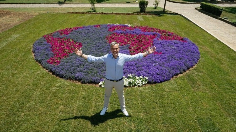 Θεσσαλονίκη: Μια υδρόγειος με χιλιάδες λουλούδια για την Παγκόσμια Ημέρα Περιβάλλοντος