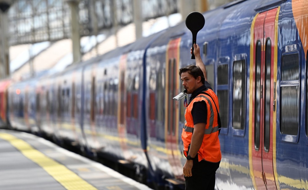 Βρετανία: Δεύτερη μεγάλη ημέρα απεργίας των εργαζομένων στους σιδηροδρόμους