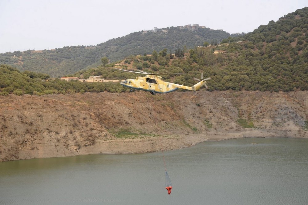 Πυρκαγιά στην Ύδρα- Επιχειρούν ελικόπτερα και αεροσκάφη