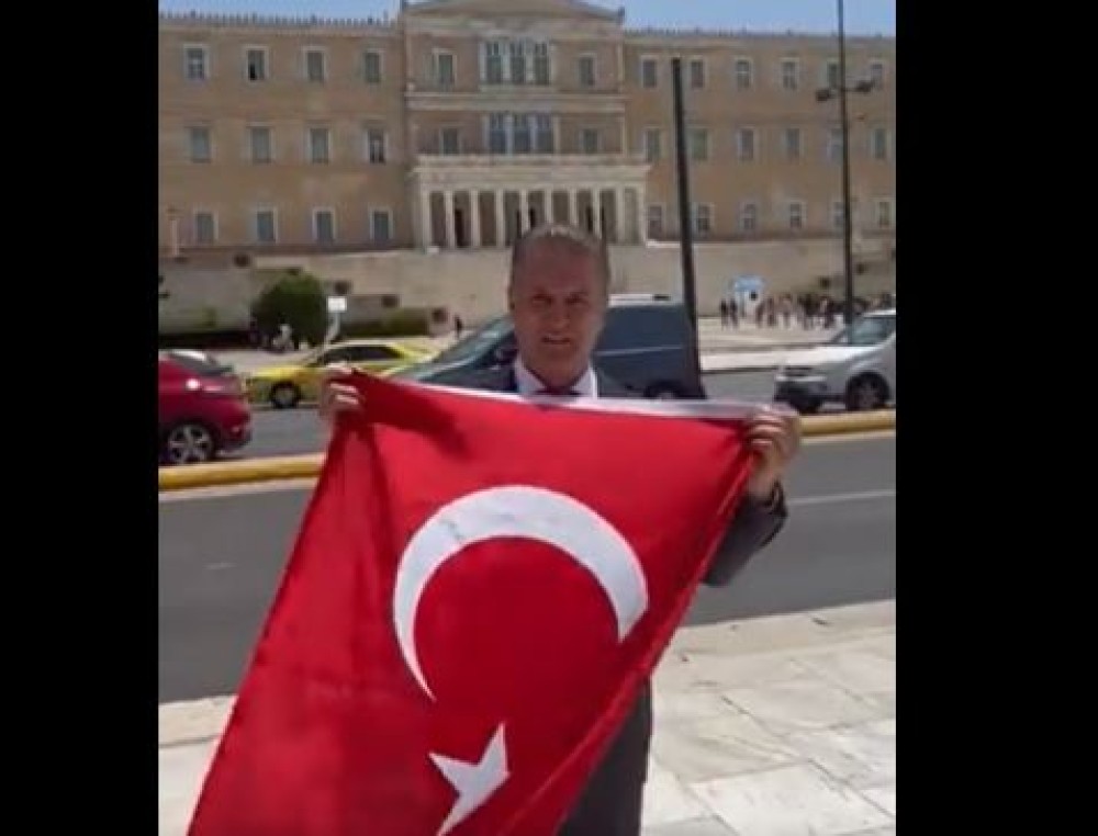 Απίστευτη πρόκληση: Τούρκος πολιτικός άνοιξε την τουρκική σημαία μπροστά στη Βουλή