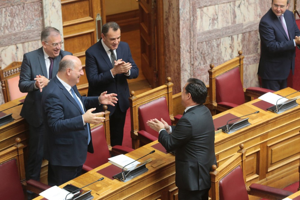 Ορκωμοσία Σακελλαροπούλου: Με μαντηλάκια υποδέχθηκε τους υπουργούς ο Άδωνις&#33;
