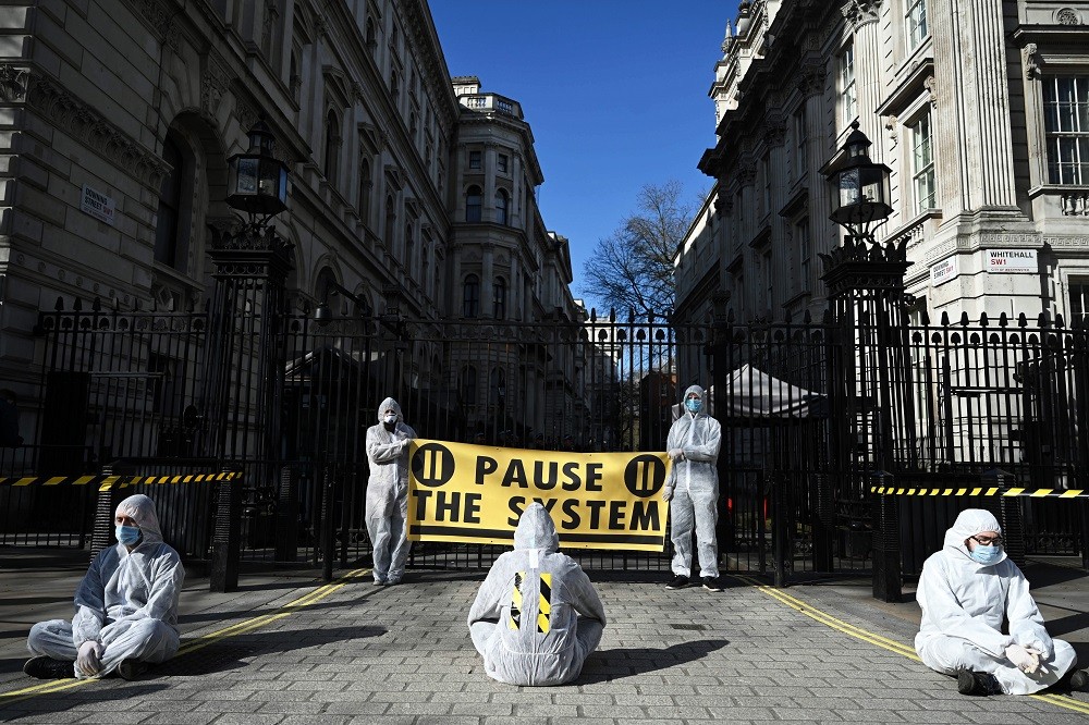 Οργή στη Βρετανία για τις κινήσεις που (δεν) κάνει ο Μπόρις κατά του κορωνοϊού