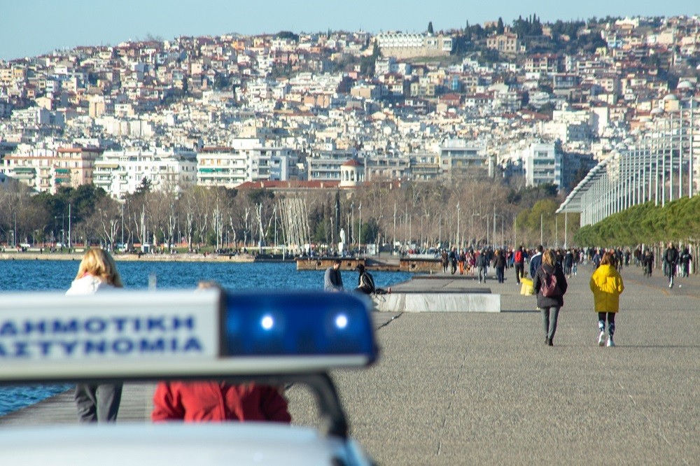 Αστυνομικοί στην παραλία Θεσσαλονίκης για όσους «βολτάρουν» χωρίς λόγο