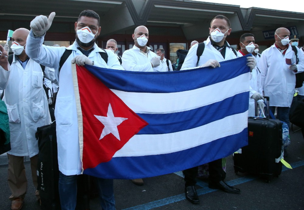 Κορωνοϊός στην Ιταλία: Έφθασε ο &#8220;στρατός με τις λευκές μπλούζες&#8221; από την Κούβα