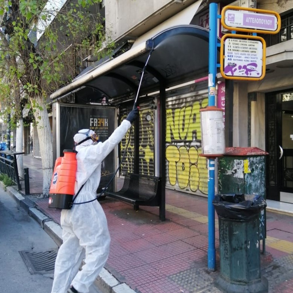 Καθημερινή απολύμανση σε 750 στάσεις λεωφορείων και τρόλεϊ από τον δήμο Αθηναίων