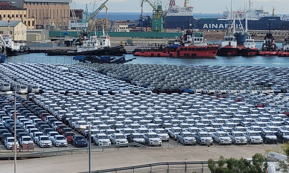 Γέμισε από καινούργια αυτοκίνητα το λιμάνι του Πειραιά