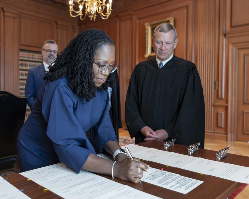 ΗΠΑ: Ορκίστηκε η πρώτη Αφροαμερικανή στο Ανώτατο Δικαστήριο