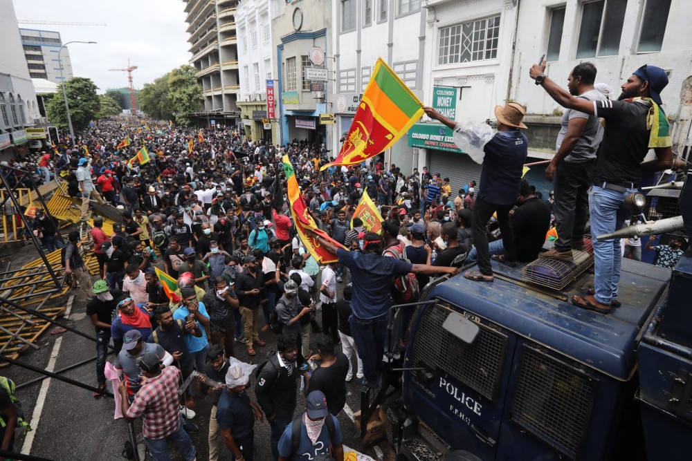 Σρι Λάνκα: Ο πρόεδρος φυγαδεύτηκε από το προεδρικό μέγαρο λίγο προτού εισβάλουν  οργισμένοι διαδηλωτές