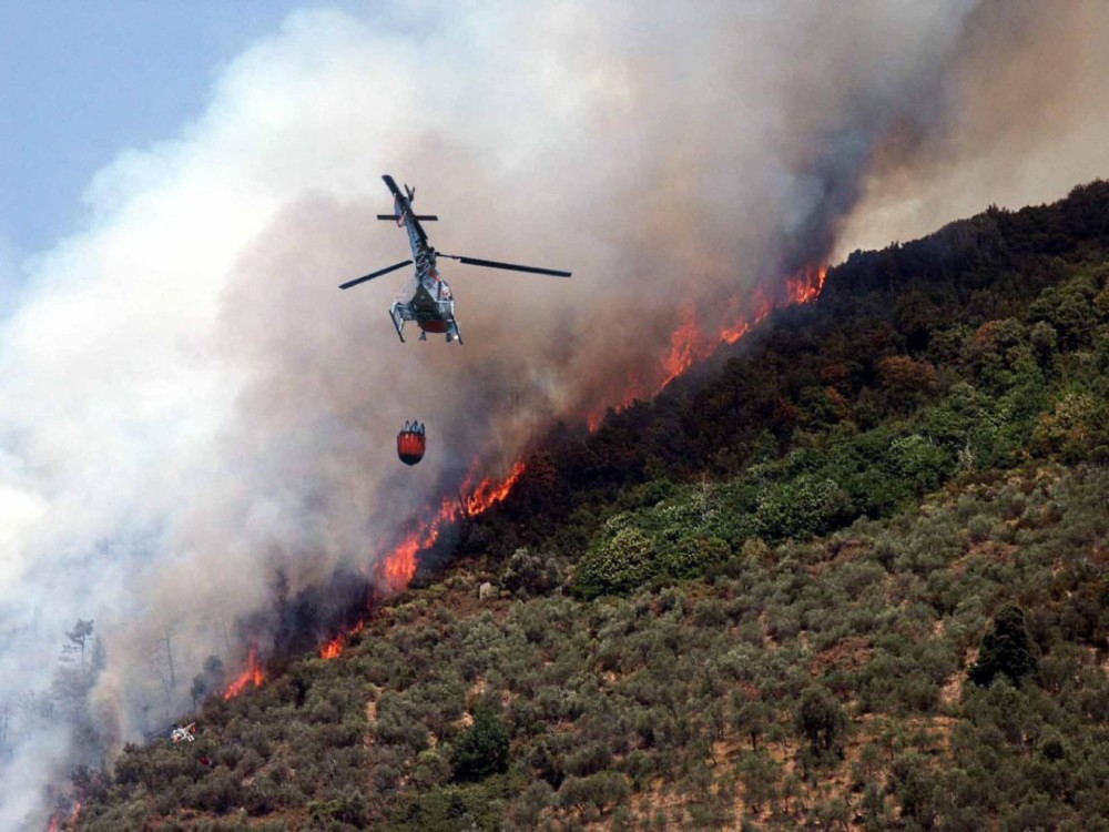 Πυρκαγιά στην κεντρική Ιταλία, απομακρύνθηκαν 200 κάτοικοι &#8211; Πύρινο μέτωπο και στην Τεργέστη