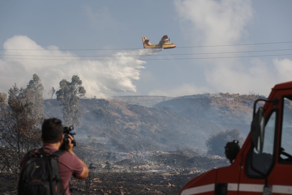 Ανεξέλεγκτη η πυρκαγιά στην Άμφισσα, απειλεί την Ιτέα-Όλα τα πύρινα μέτωπα