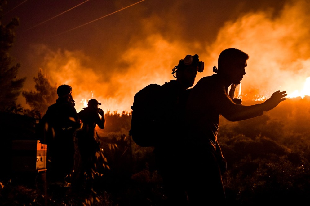 Πεντέλη: Ολονύχτια μάχη με τις φλόγες &#x2F; Μήνυμα 112: Εκκενώνεται η Βούλα Πικερμίου και το Πανόραμα Παλλήνης