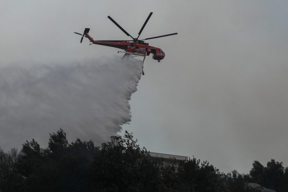 Εκπρόσωπος πυροσβεστικής: Στην Πεντέλη ξεκίνησαν σχεδόν ταυτόχρονα δύο πυρκαγιές