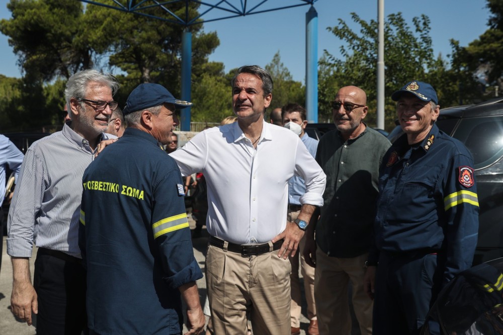 Στην Πεντέλη ο πρωθυπουργός: «Είμαστε ευγνώμονες», είπε στους πυροσβέστες