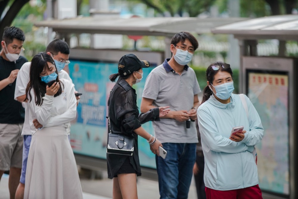 Καύσωνας πλήττει την Κίνα: Οι κάτοικοι δροσίζονται στα υπόγεια πολεμικά καταφύγια