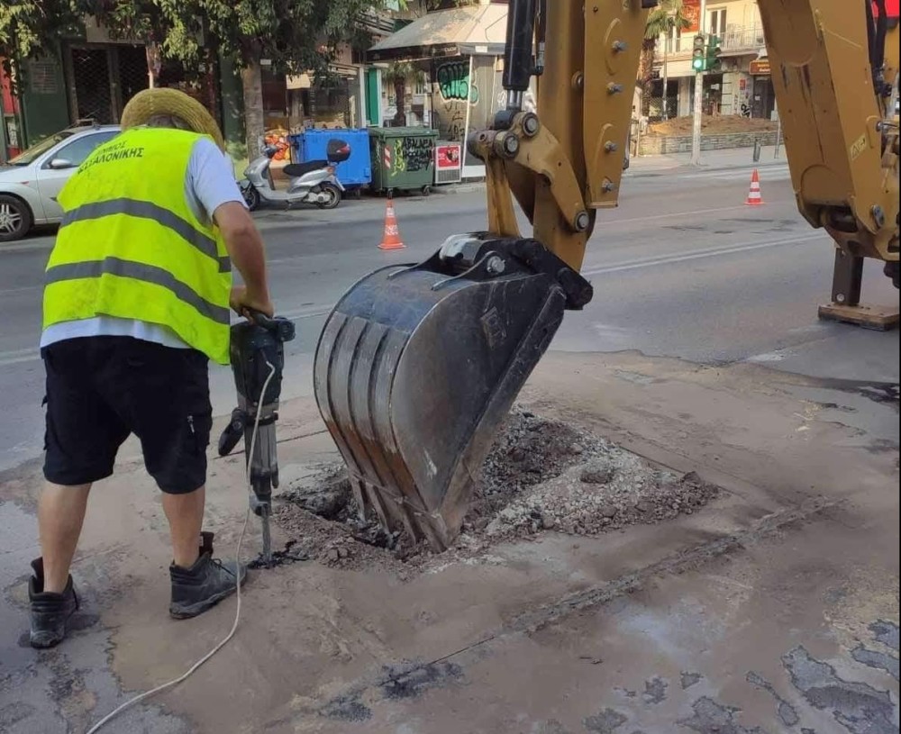 Θεσσαλονίκη: Πλάκα και ασφαλτόστρωση, στην τρύπα που άνοιξε στην Εγνατία