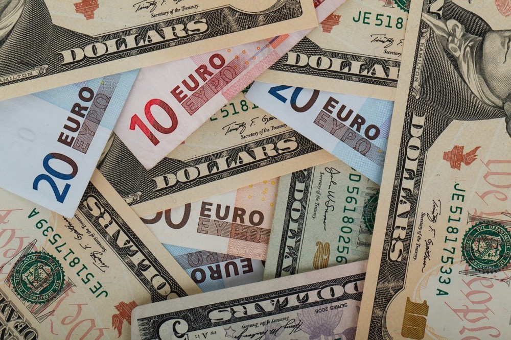 Η ισοτιμία του ευρώ άγγιξε το ένα προς ένα με το δολάριο