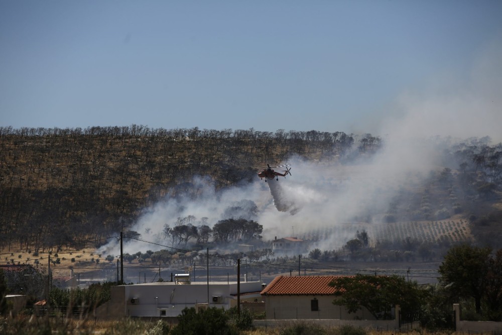 Πυρκαγιά στη Φέριζα Σαρωνικού: Ενισχύθηκαν οι δυνάμεις-Μήνυμα του 112