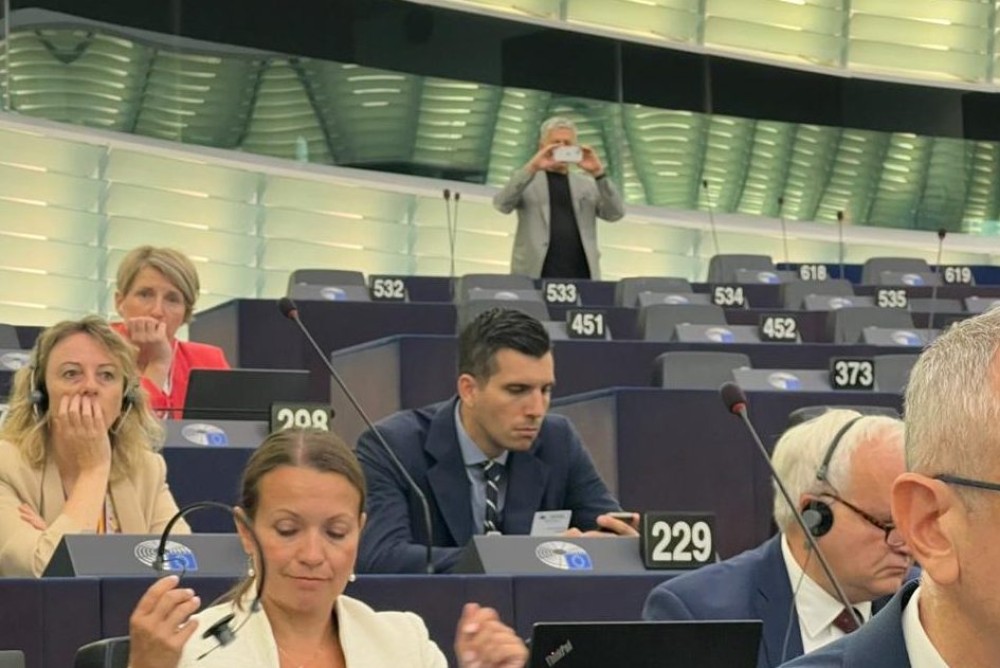 Ευρωκοινοβούλιο: Ο Κούλογλου έβγαζε βίντεο και φωτογραφίες και ο Βαξεβάνης ανέβαζε στα social