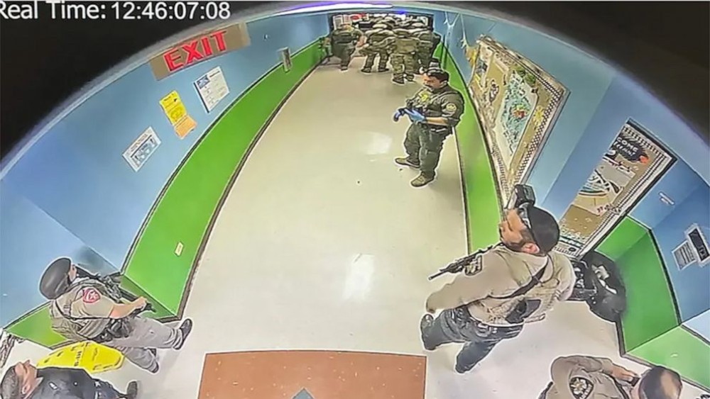 Βίντεο σοκ: Οι αστυνομικοί παρακολουθούσαν τον μακελάρη του Τέξας να σκοτώνει παιδιά