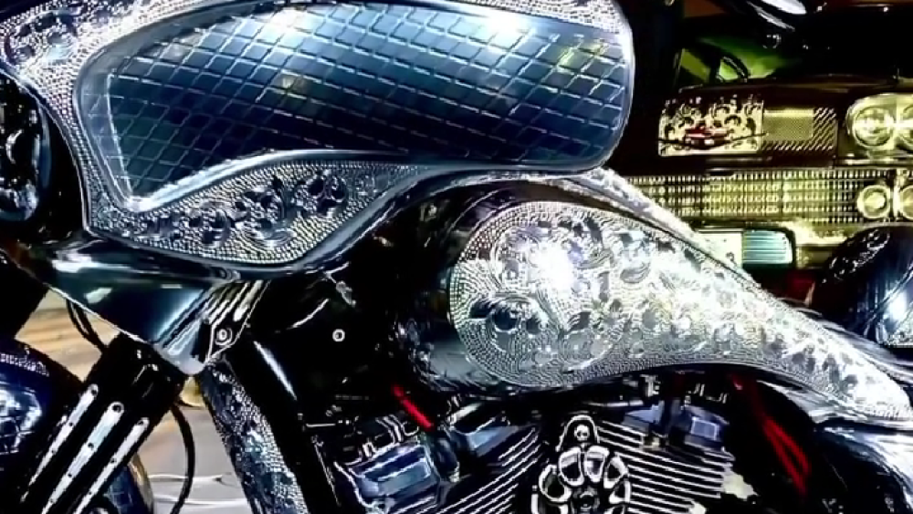 Μια Harley-Davidson με πλήρως σκαλιστό σώμα
