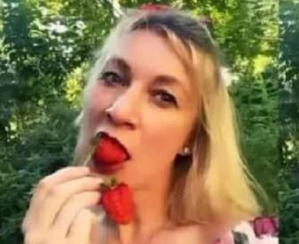 Η Ζαχάροβα τρώει φράουλες και το τρολάρισμα πάει σύννεφο