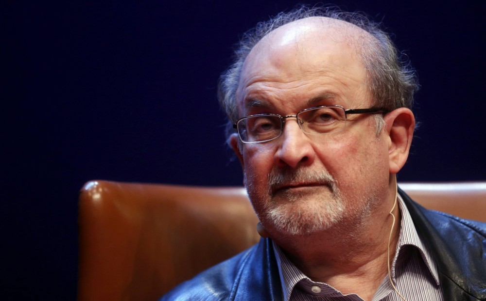 Salman Rushdie: Χωρίς υποστήριξη αναπνευστήρα ο συγγραφέας