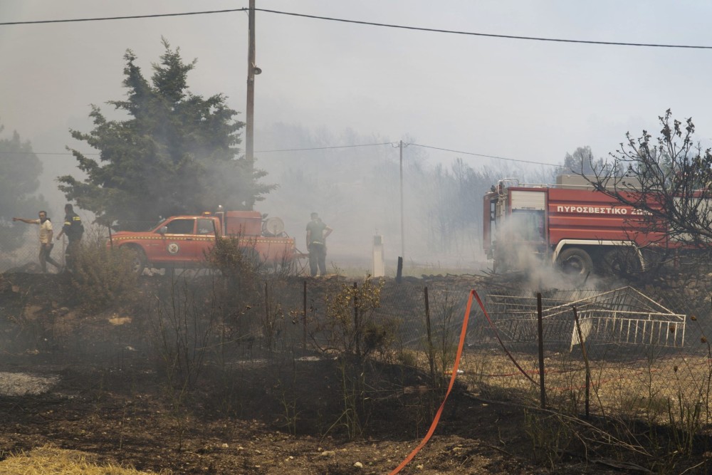 Αναζωπυρώσεις στα μέτωπα της πυρκαγιάς στη νότια Λέσβο