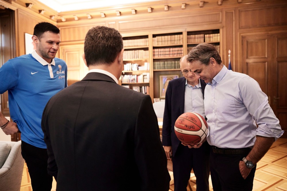 Στο Μαξίμου το επίσημο τρόπαιο του Eurobasket 2022-Το δώρο της Εθνικής στον πρωθυπουργό