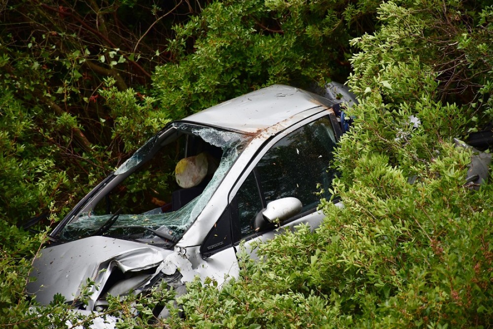 Εύβοια: Φορτηγό έπεσε σε γκρεμό &#8211; Νεκρός ο οδηγός, τραυματίστηκε ανήλικος