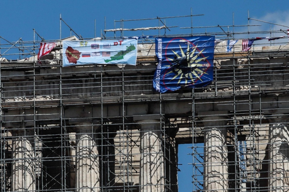 Ακρόπολη-Άνδρας σκαρφάλωσε στη σκαλωσιά του Παρθενώνα και κρέμασε σημαίες