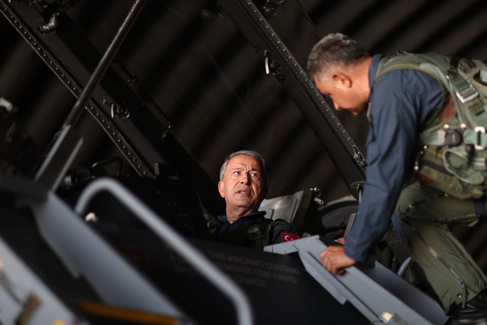 Προκλητικό σόου Ακάρ: Πέταξε με F-16 πάνω από το βόρειο Αιγαίο