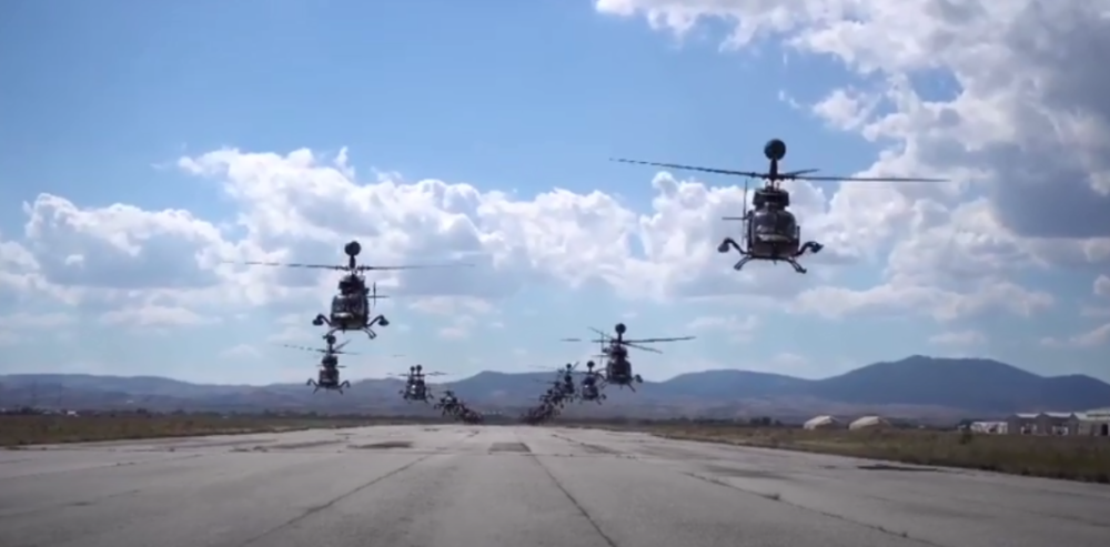 Εντυπωσιακό βίντεο με σχηματισμό ελικοπτέρων Apache και Kiowa