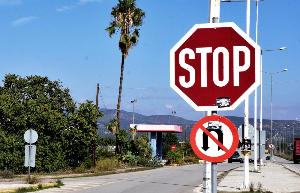 Πρωτοποριακές πινακίδες STOP σε επικίνδυνους δρόμους της Αττικής (Βίντεο)