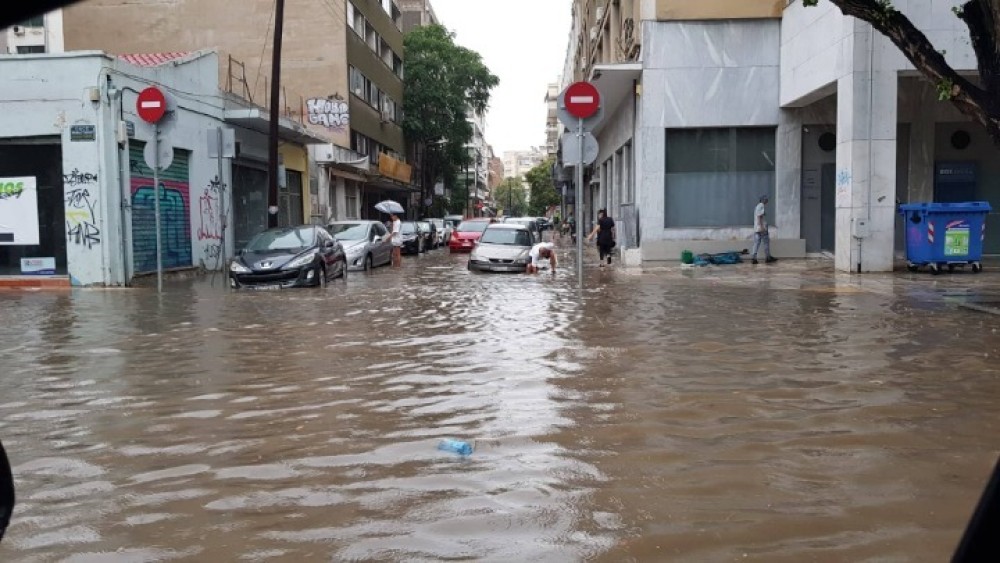 Πλημμύρισαν οι δρόμοι της Θεσσαλονίκης-500 κλήσεις δέχθηκε η Πυροσβεστική